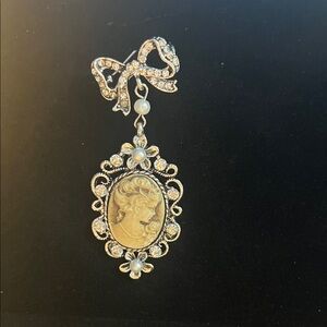 Elegant Cameo Brooch with Pearls and Crystals